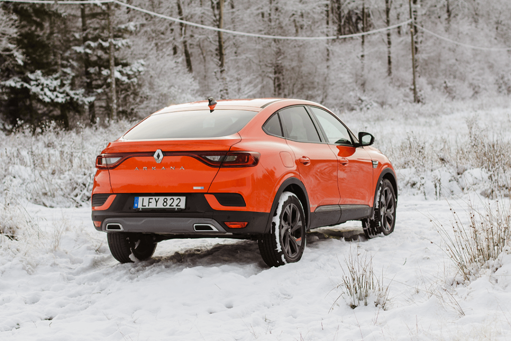 Renault-Arkana-back-road