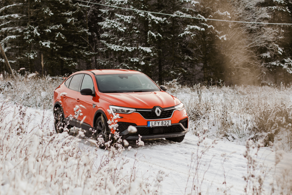 Renault-Arkana-front-road